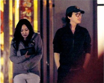 李云迪与女伴吃饭走出餐厅