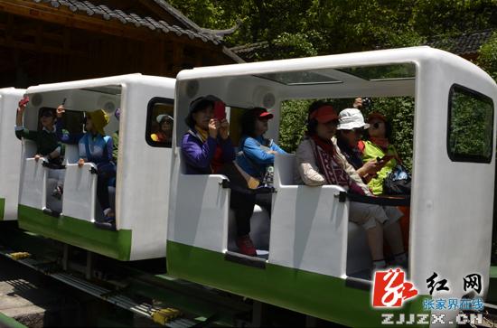 两千韩国游客张家界赏美景过端午