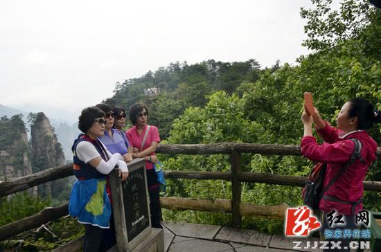 两千韩国游客张家界赏美景过端午