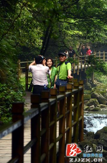 两千韩国游客张家界赏美景过端午