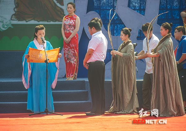 隆重庄严的祭屈大典，身着楚服的主祭人在宣读祭文。