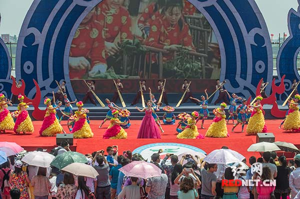 开幕式上演出精彩文艺节目。