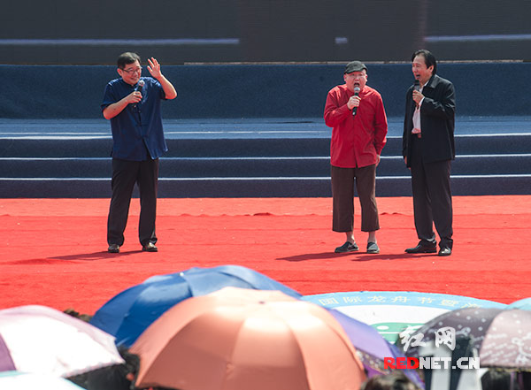 著名演员大兵、赵卫国表演相声。