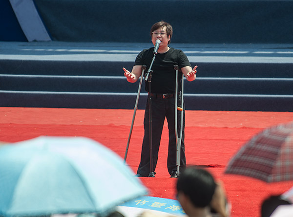 台湾歌手郑智化演唱人们耳熟能详的他的成名歌曲《水手》。