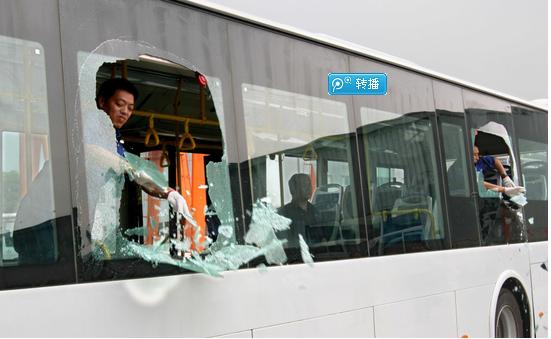 6月11日，工作人员演示车辆自动爆玻器的使用效果。