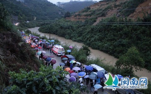 福建漳州一面包车坠河 五个孩子落水失踪(图)