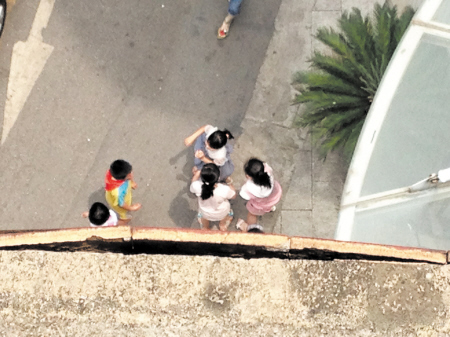 长沙师范附属小学门口高楼掉瓷砖 学生不安全