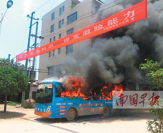 广西贺州一公交车行驶中自燃烧得仅剩残骸（图）