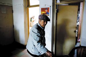 保姆利用雇主善心骗房产 老人称把她当孙女疼爱