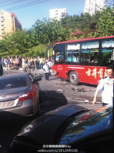 事故现场，公交车横在马路上损毁严重。