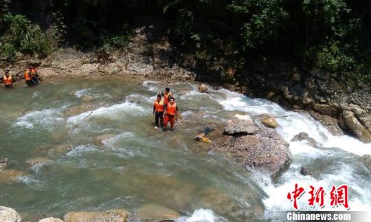 唐峰的遗体被发现 邱以 摄