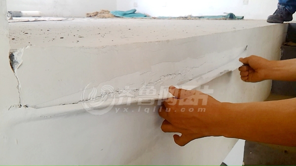 新交房的房子已经出现了不少裂缝，其中一处，业主称被开发商用胶带粘了起来