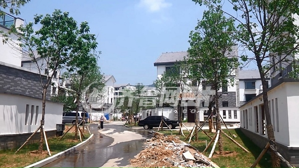 在沂源县博沂路和旅游路交汇处西北角，中房翡翠山居已经交房，部分业主已经入住