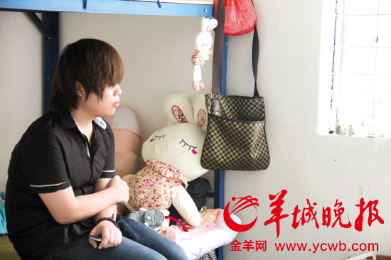 悦悦同很多女生一样，床头放着布娃娃