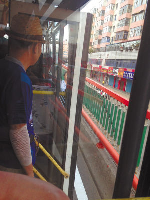 满车乘客被“晾”在桥上十分钟。