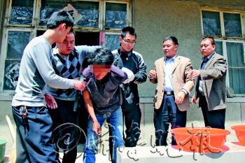 犯罪嫌疑人之一刘某被抓获。　本报通讯员　张松龙　摄