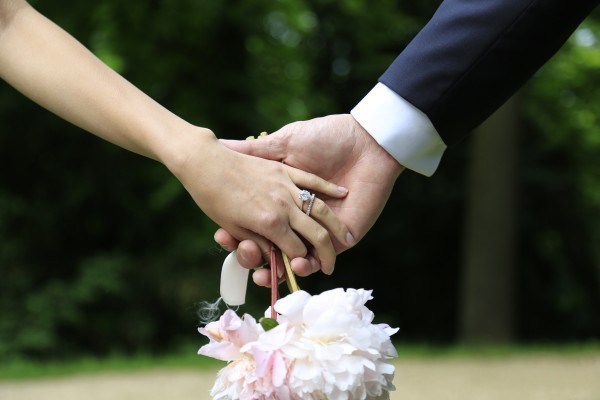 陈豪陈茵媺牵手,大秀婚戒.