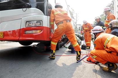 外婆当场身亡，小孙女重伤；肇事司机已被警方带走调查