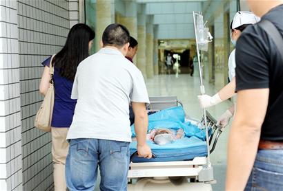 外婆抱孙女回家拿奶瓶 过马路遭公交撞倒1死1伤