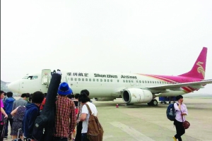 旅客下机，重新安检 网友“V5水哥”供图