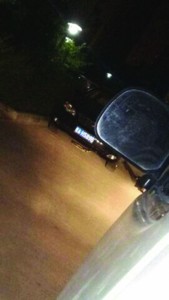 大蛇逃到一辆车底盘下，惊魂未定的梁小姐这才想起拿手机拍照，可惜不太清楚。(图片由梁小姐提供)