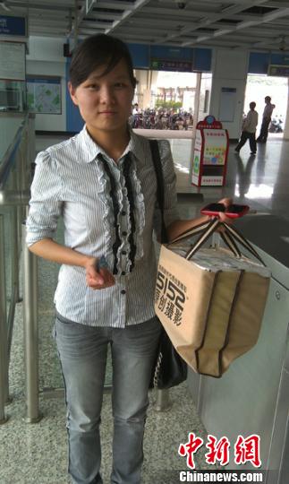 南京一研究生将珍贵动物血清标本遗落地铁车厢 狄公宣 摄