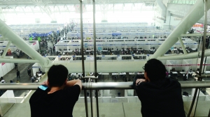 5月19日，两个求职者在国展中心二楼，望着楼下的求职大军 （资料图片） 现代快报记者 赵杰 摄