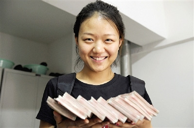 周文静和她捡到的10万元钱 10万元钱物归原主