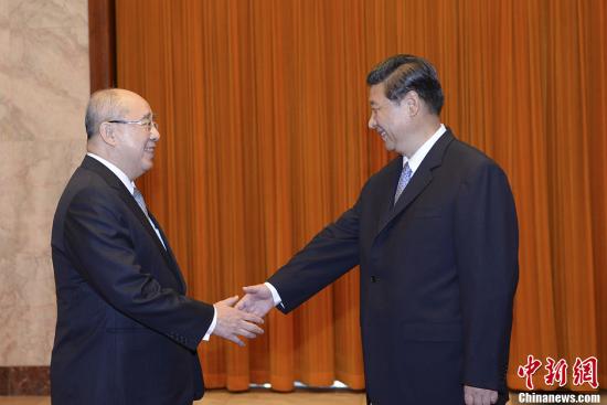 中共中央总书记习近平13日下午在北京人民大会堂会见了中国国民党荣誉主席吴伯雄率领的国民党大陆访问团一行。中新社发 廖攀 摄