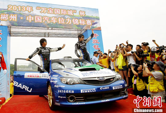 代表斯巴鲁车队出战的韩寒右在发车仪式上受到众多车迷的关注。中新社发 赵振清 摄