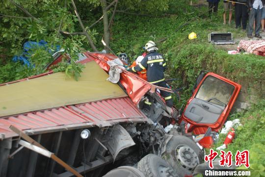 车祸现场　李兵　摄
