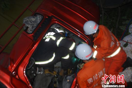 车祸现场　李兵　摄