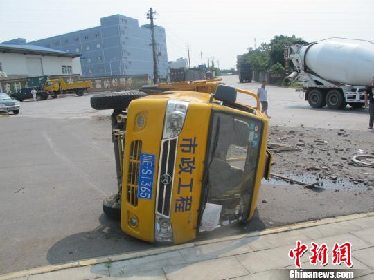 车祸现场 周亚强 摄