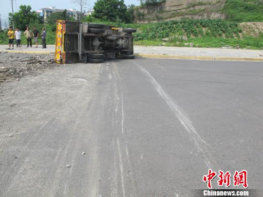 车祸现场 周亚强 摄