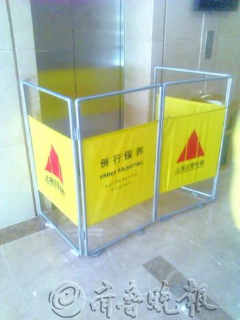 发生故障的电梯已暂停使用。本报记者 张泰来 摄