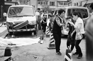 看见亲人离世,家属痛苦万分-记者陈思摄