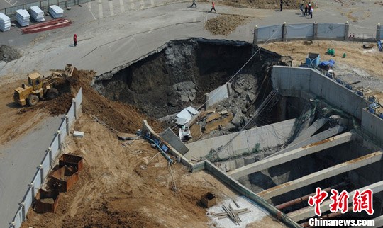 6月13日晚8时30分,吉林省长春市正在建设的地铁一号线卫星广场站施工现场发生围护桩钢支撑意外脱落事故。图为事故现场。张瑶 摄