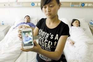 女儿小媛用手机拍下父母受伤时的情形 高伟