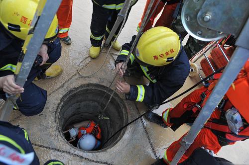 在广西南宁市柳沙半岛柳沙路,救援人员搜救掉入下水道失踪的妇女(6月10日摄)。新华社记者 周华 摄