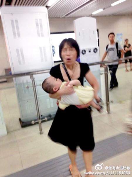 武汉中年女怀抱两岁男童地铁站狂奔 称遭人追杀
