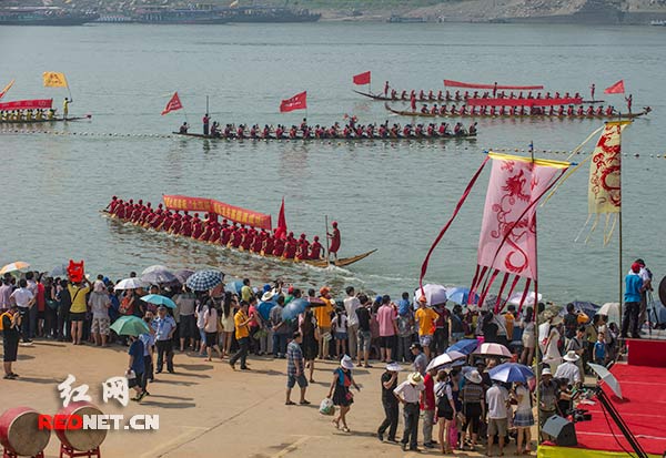 6月15日上午，2013年中国（怀化·沅陵）第二届生态茶文化旅游节暨中国·沅陵传统龙舟国际邀请赛在沅江上举行盛大的游江仪式。