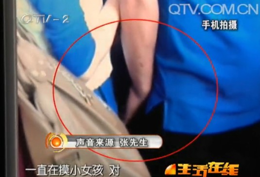 猥亵男子公交车上抓摸女孩 市民拍下全程