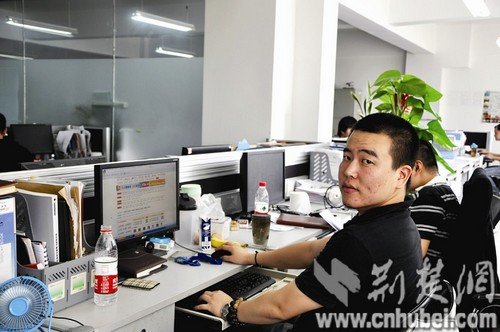 白领为赚钱结婚下班卖大排档 每天工作19小时 