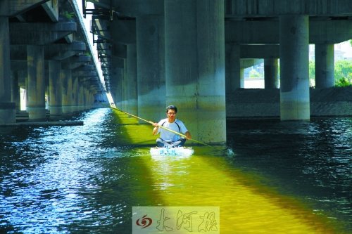 大学生用矿泉水瓶造“蛟龙号” 横渡百米宽河