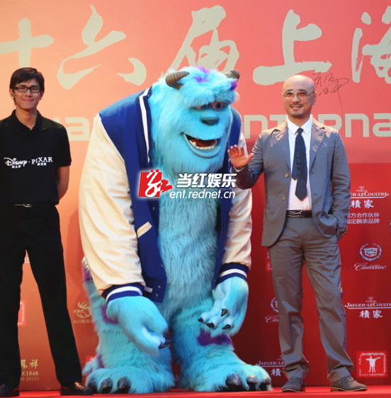 徐峥携玩偶一同亮相