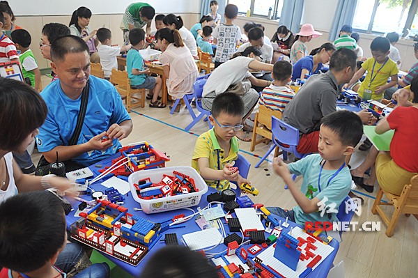 湖南300名幼儿园小朋友动手搭建机器人 奇思妙