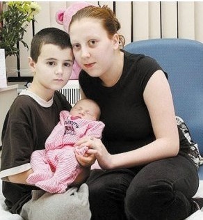 [视频]新西兰11岁少年当父亲 与同学36岁母亲发