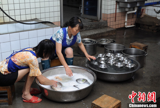 图为医院内两名学生正在接受治疗。