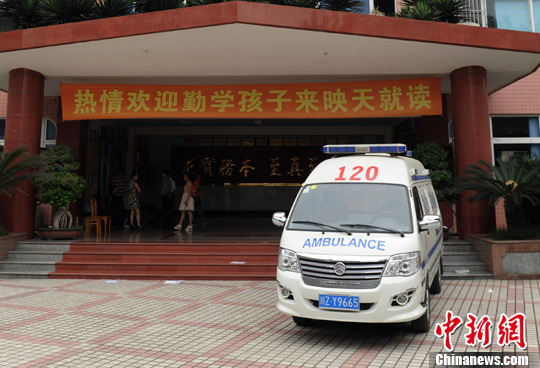 图为医院内两名学生正在接受治疗。