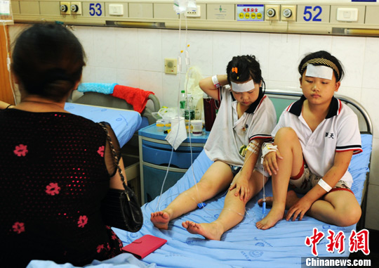 图为医院内两名学生正在接受治疗。
